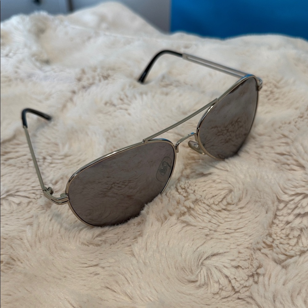 Stylish Silver Aviator Sunglasses